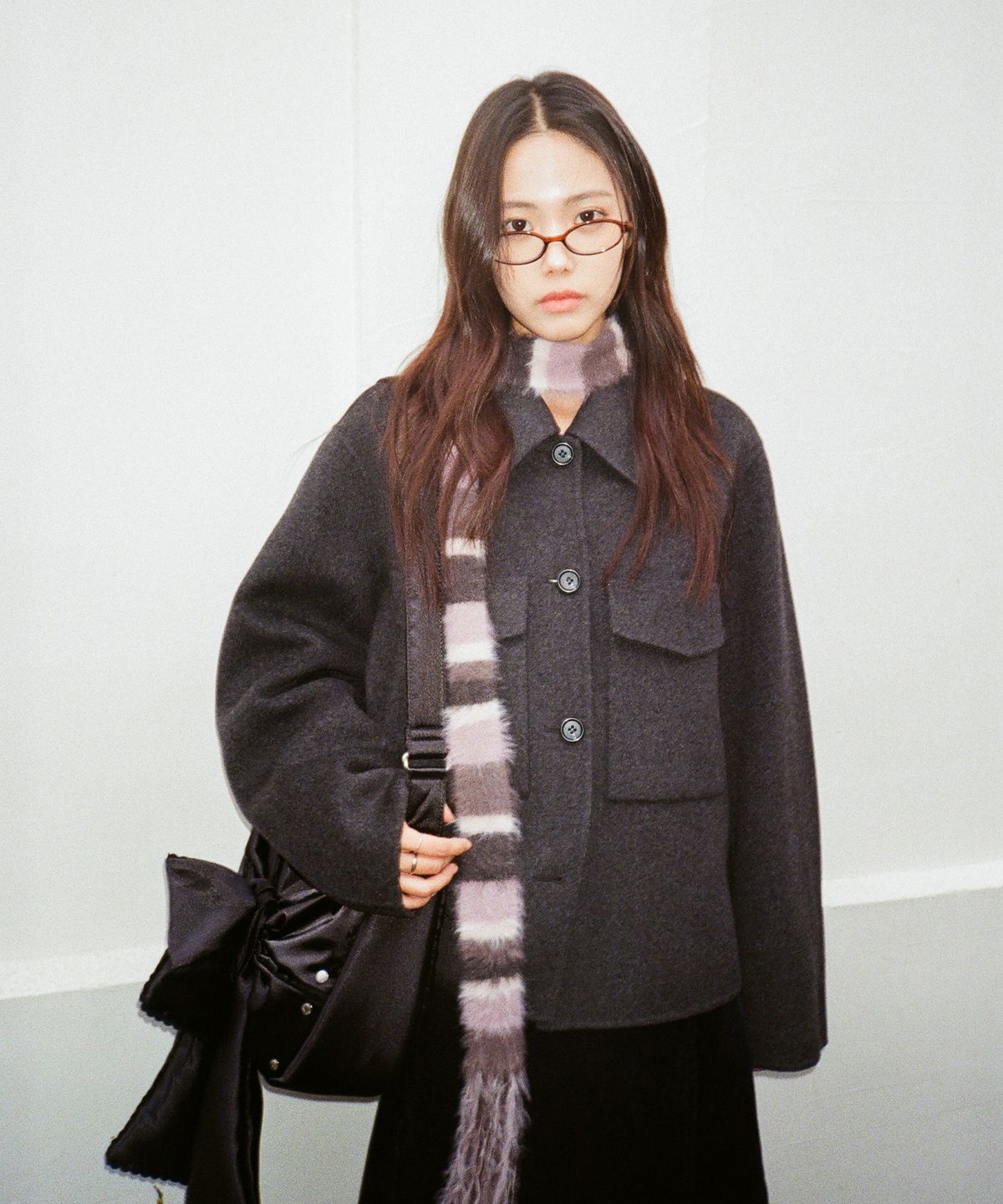 이우가마카라스(IUGAMAKARAS) Striped Hairy Skinny Muffler (Pink)