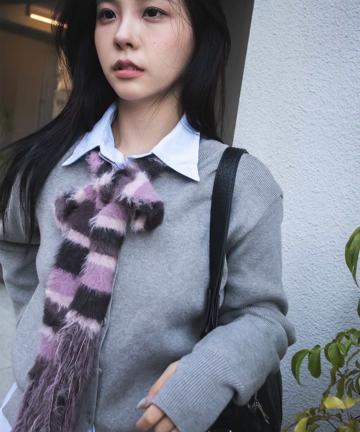 이우가마카라스(IUGAMAKARAS) Striped Hairy Skinny Muffler (Pink)
