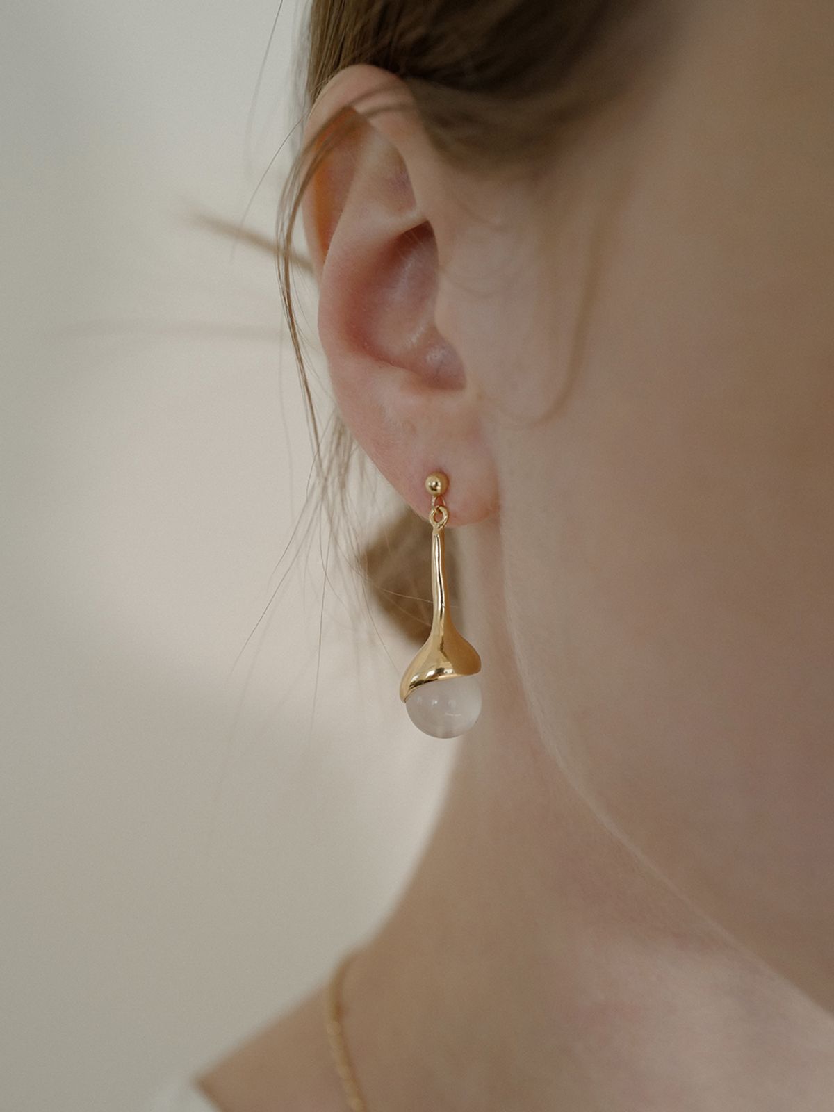 피오레(FIORE) stone bud drop earring (moonstone)