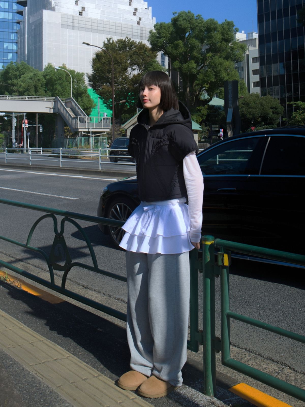 로액슈얼(LO AXUAL) CURVED RUFFLE PADDING VEST_BLACK