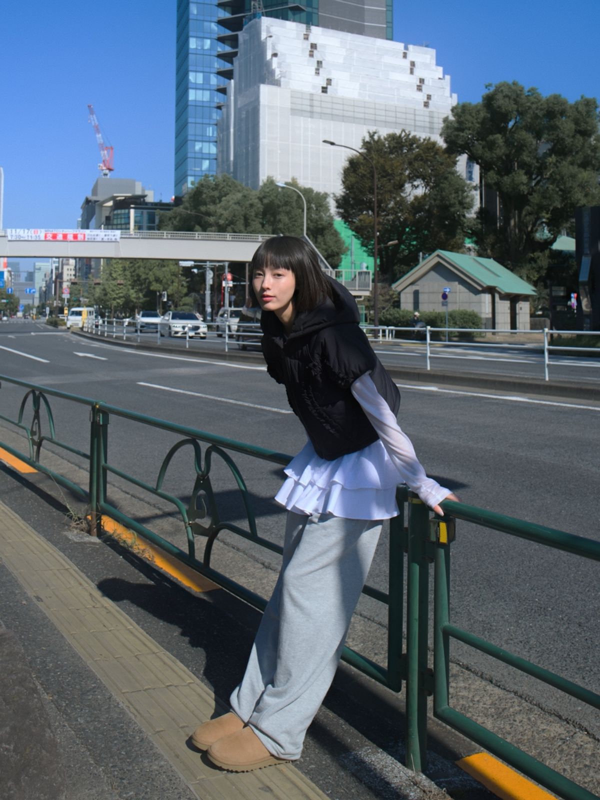 로액슈얼(LO AXUAL) CURVED RUFFLE PADDING VEST_BLACK