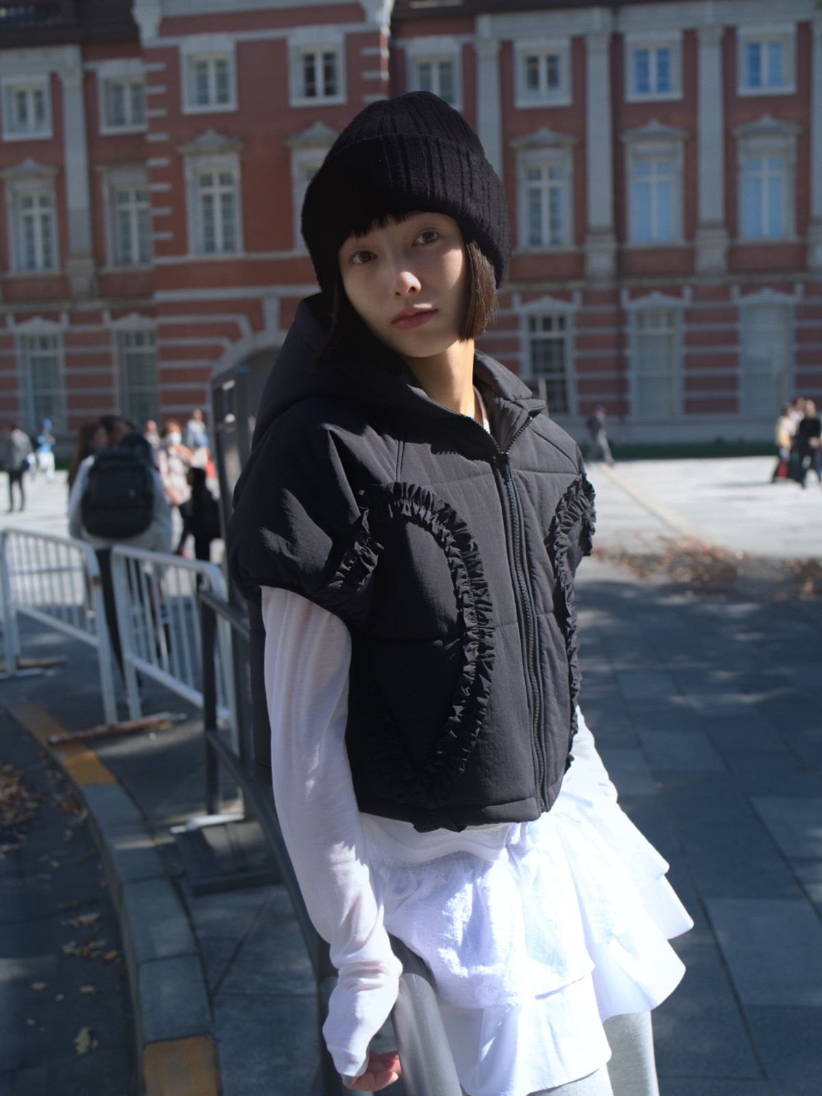로액슈얼(LO AXUAL) CURVED RUFFLE PADDING VEST_BLACK