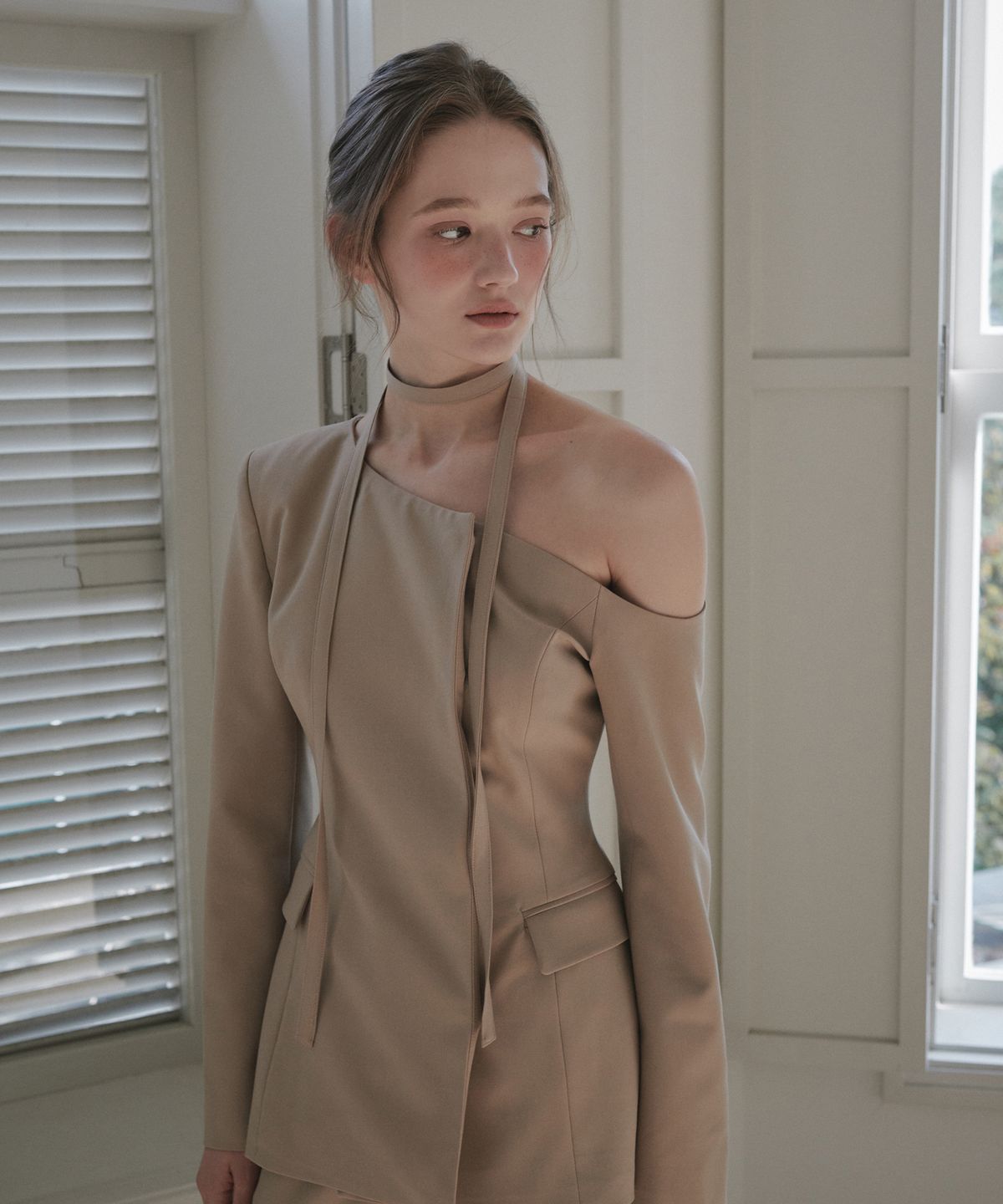 마우솔레움(MAU SOLEUM) Emma String Off Shoulder Jacket - Beige