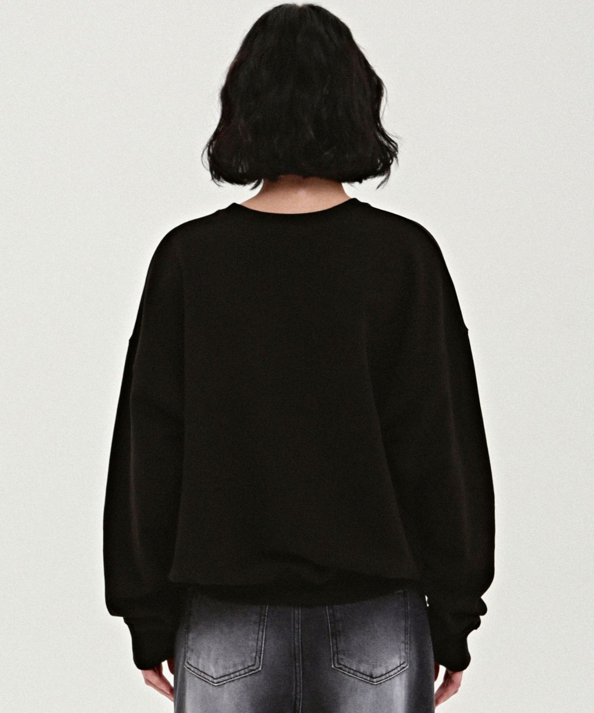 닉앤니콜(NICK&NICOLE) VOLUME BUTTERFLY SIGNATURE SWEATSHIRT_MATT BLACK