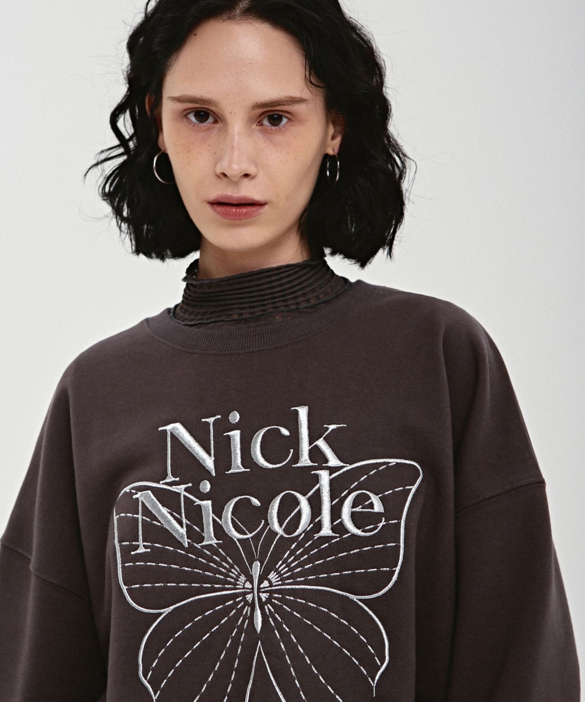 닉앤니콜(NICK&NICOLE) VOLUME BUTTERFLY SIGNATURE SWEATSHIRT_CHARCOAL SILVER