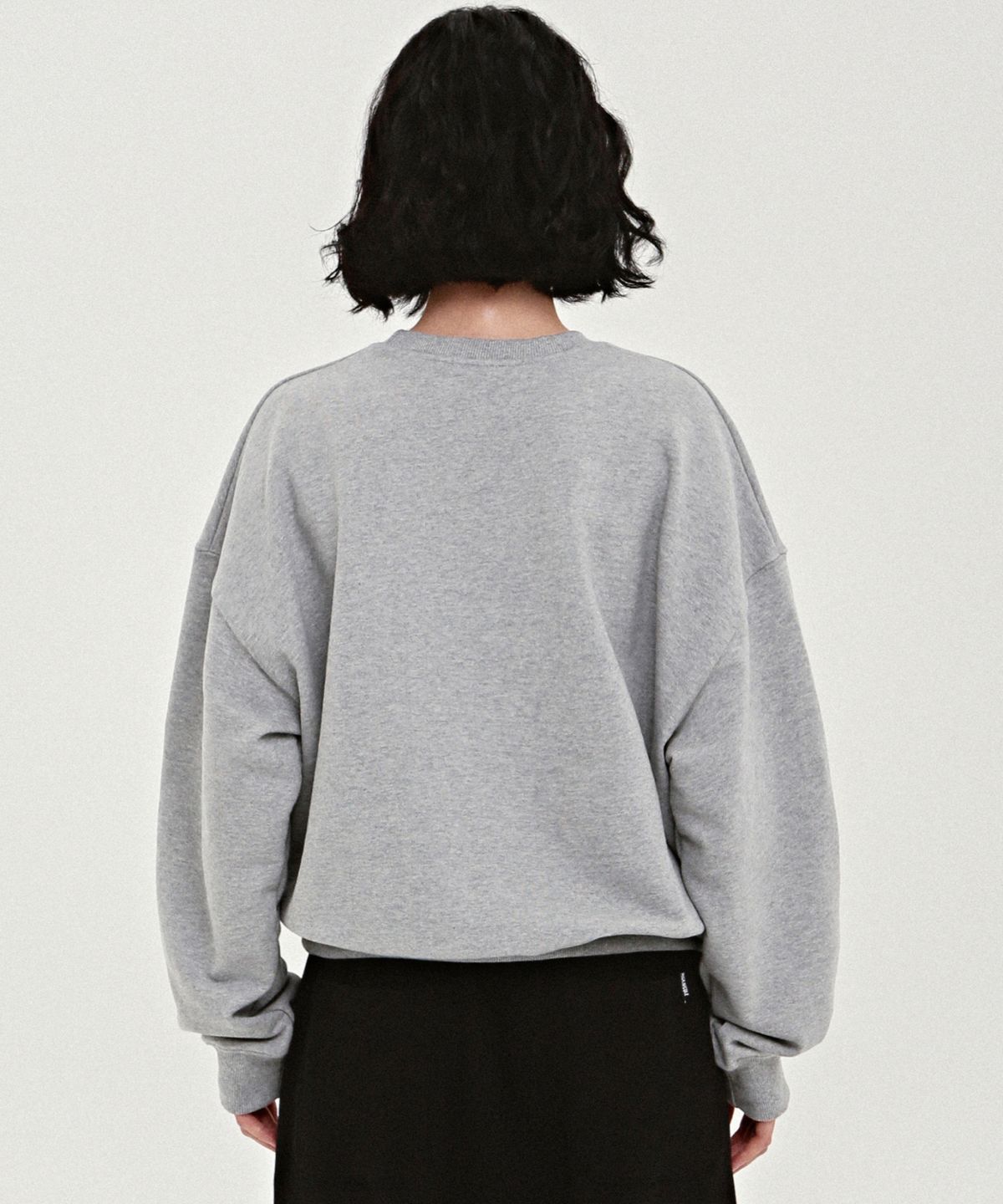 닉앤니콜(NICK&NICOLE) VOLUME BUTTERFLY SIGNATURE SWEATSHIRT_GRAY BLACK