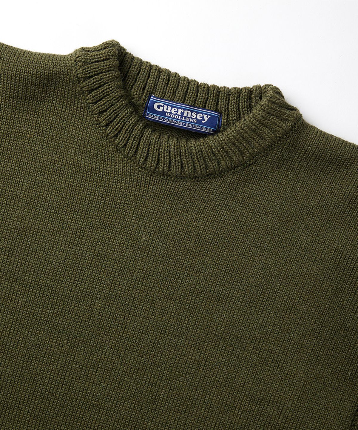 건지 울른스(Guernsey Woollens) 크루넥 홀가먼트 스웨터 - 아미