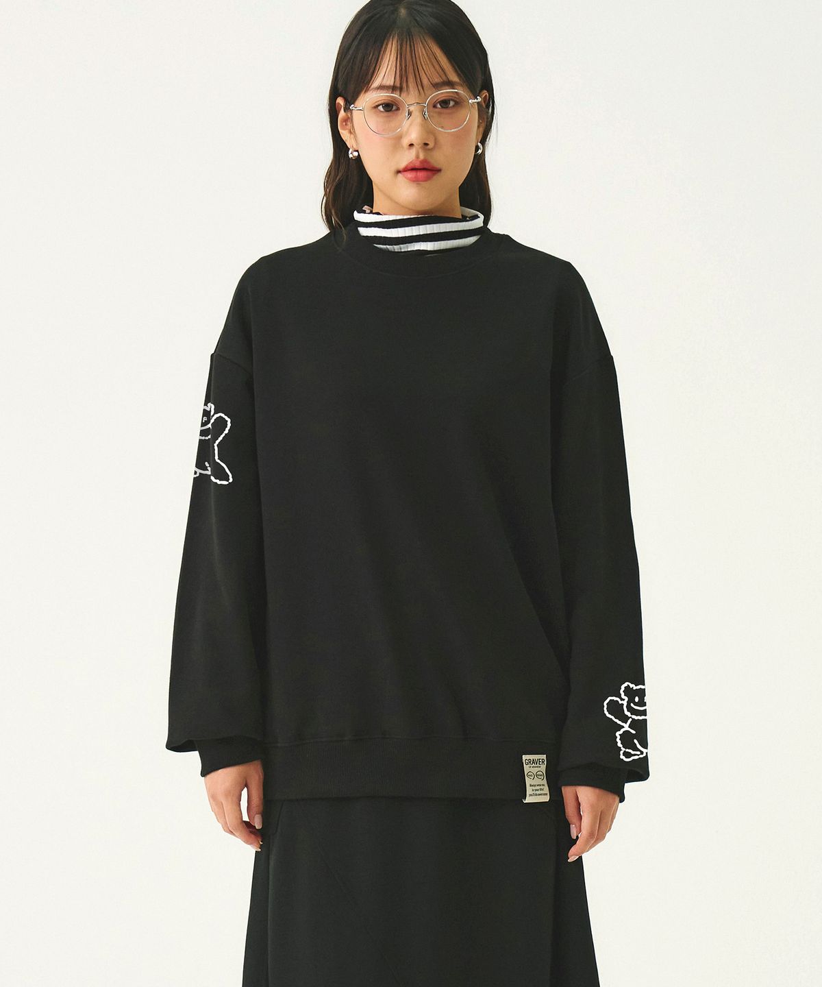 그레이버(GRAVER) [UNISEX]멀티 라인 베어스마일 맨투맨_블랙