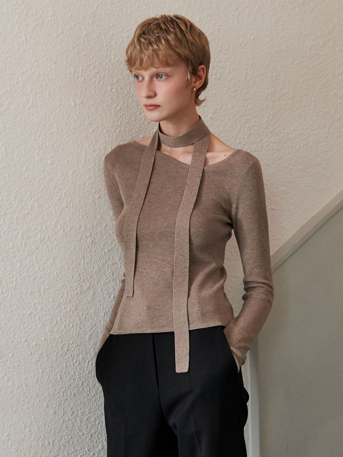 오앨(OUEL) ASYMMETRY NECKLINE WOOL SLIM KNIT_COCOA