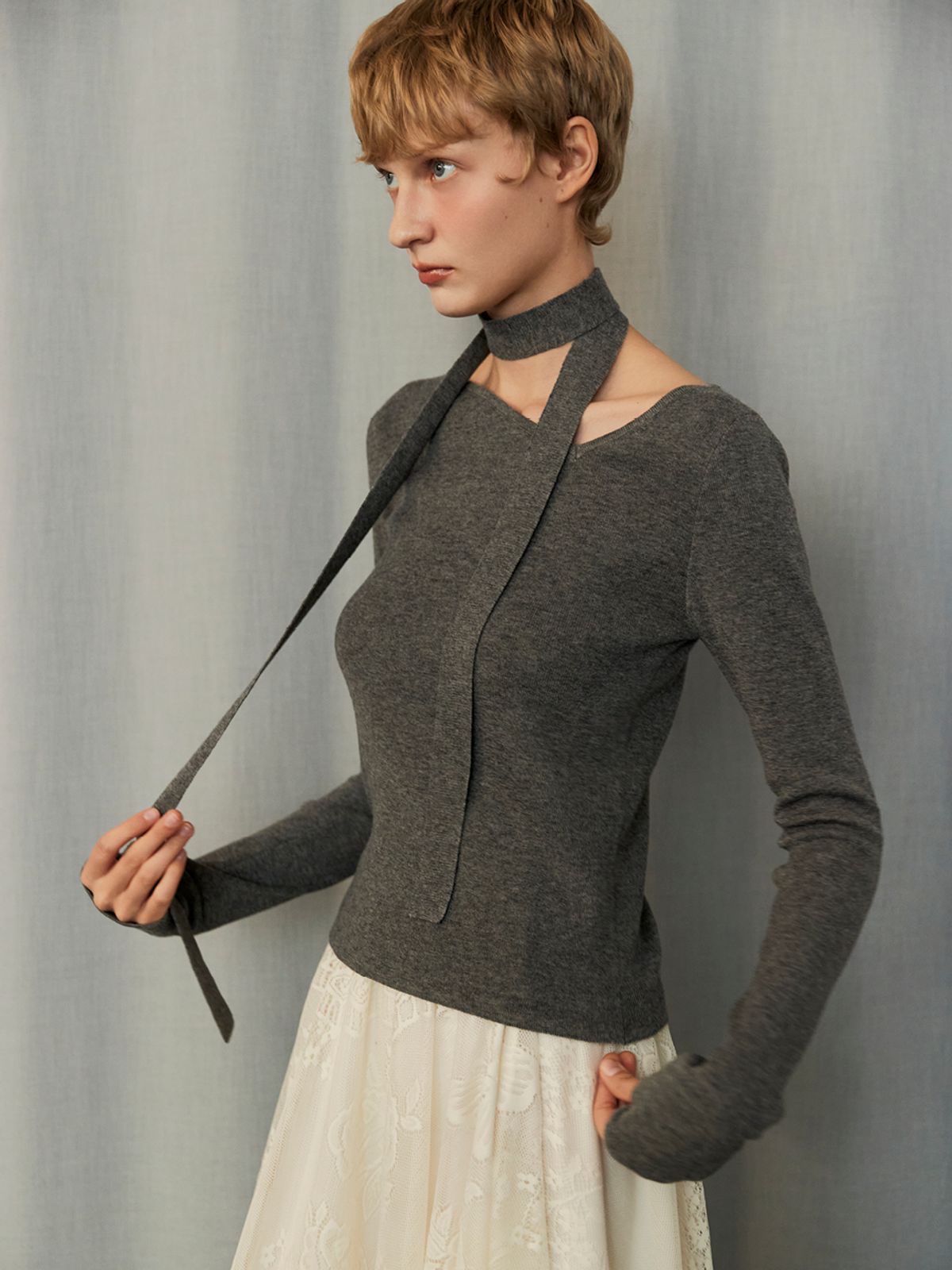 오앨(OUEL) ASYMMETRY NECKLINE WOOL SLIM KNIT_DARK GREY