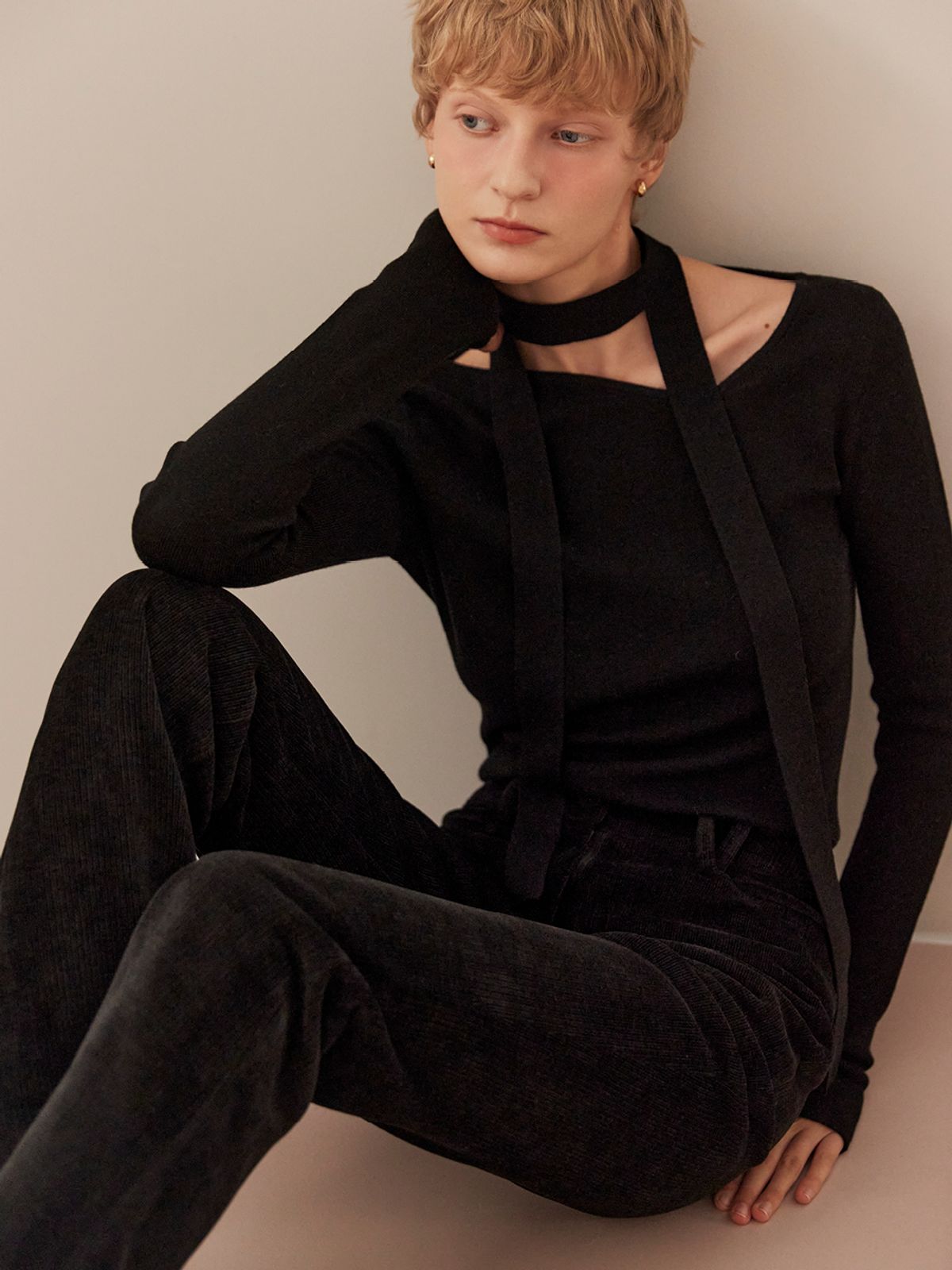 오앨(OUEL) ASYMMETRY NECKLINE WOOL SLIM KNIT_BLACK