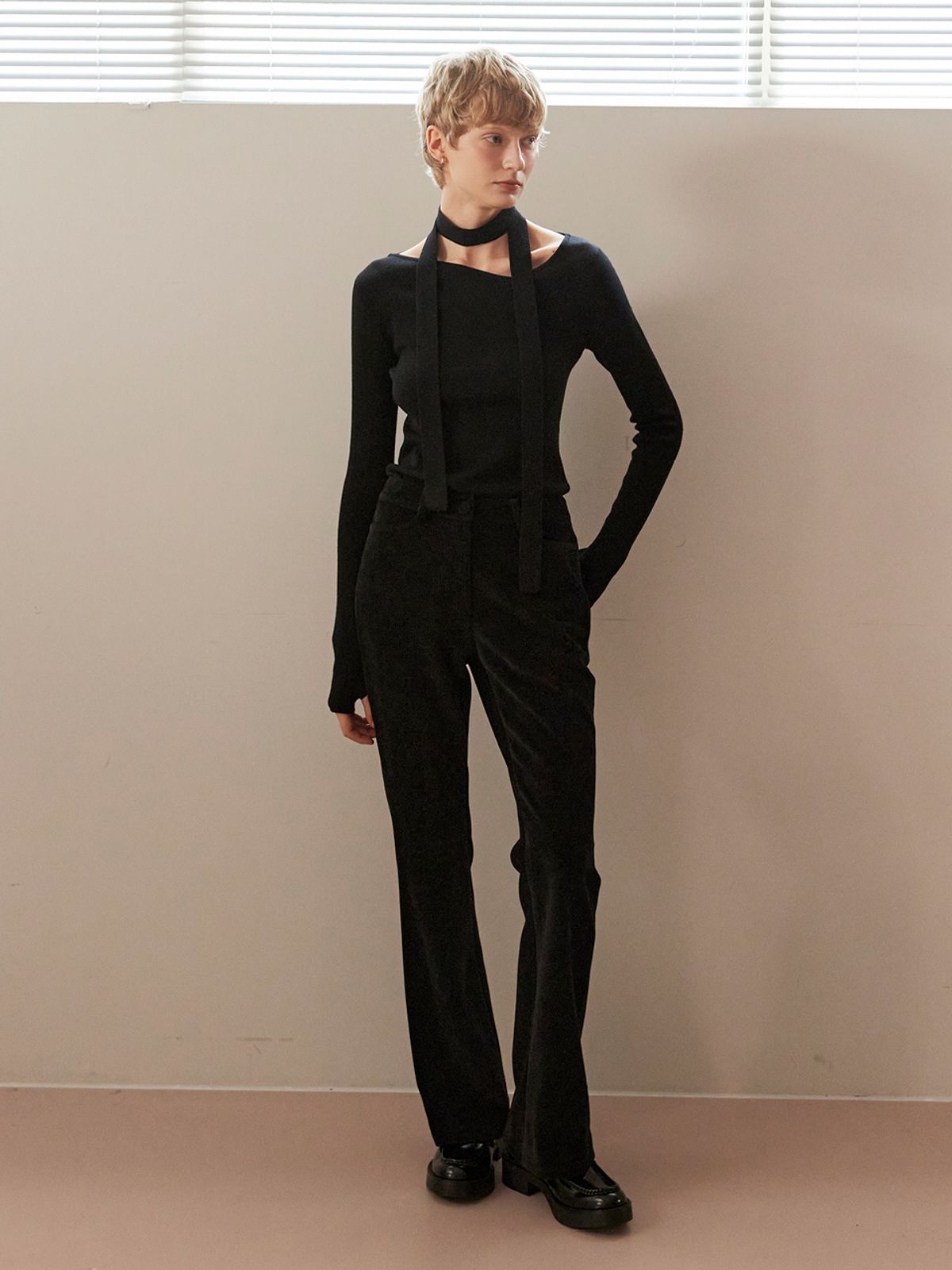 오앨(OUEL) BOOTS-CUT VELVET PANTS_BLACK