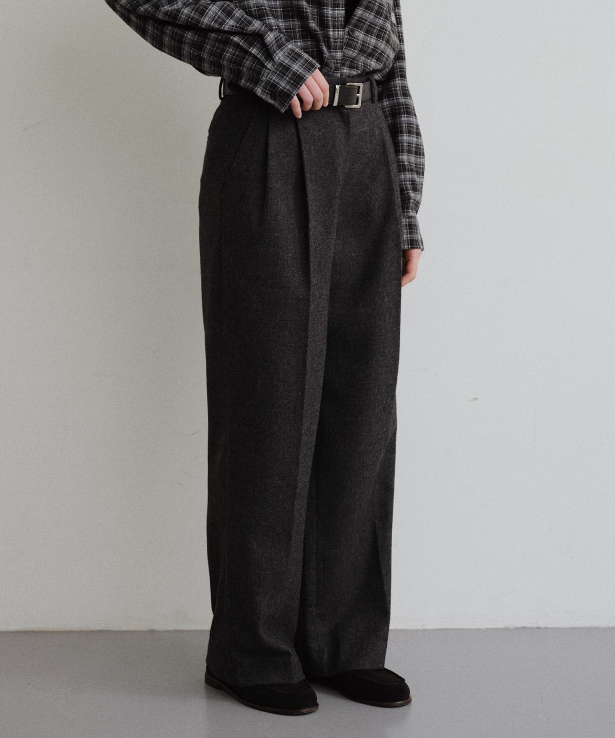 유라고(URAGO) Wool twill wide slacks