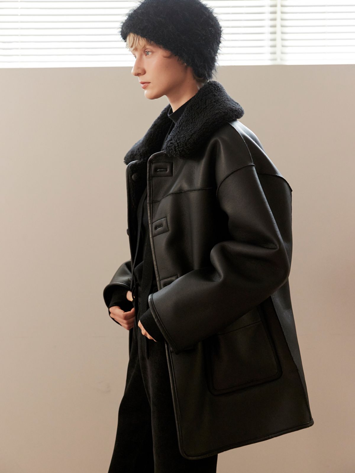 오앨(OUEL) REVERSIBLE SHEARLING HALF COAT_BLACK