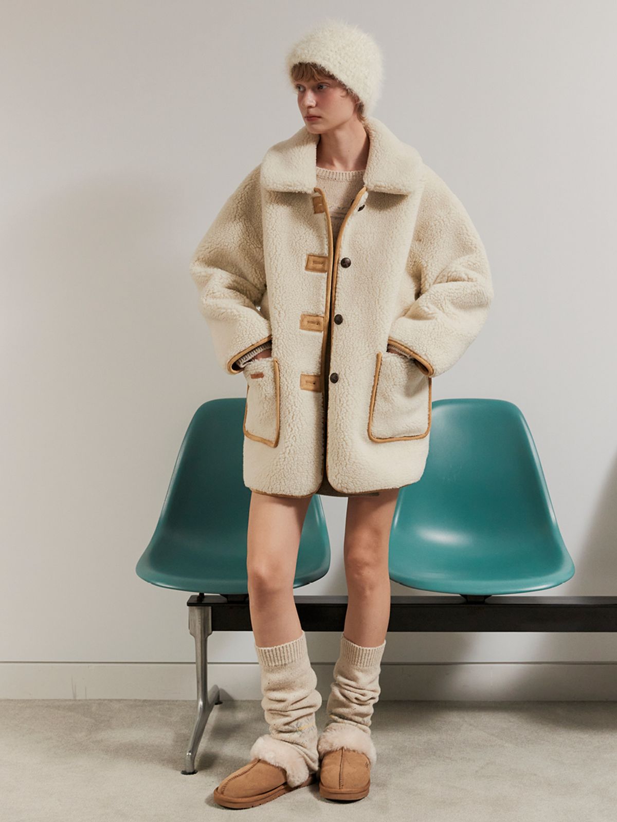 오앨(OUEL) REVERSIBLE SHEARLING HALF COAT_BUTTER BEIGE