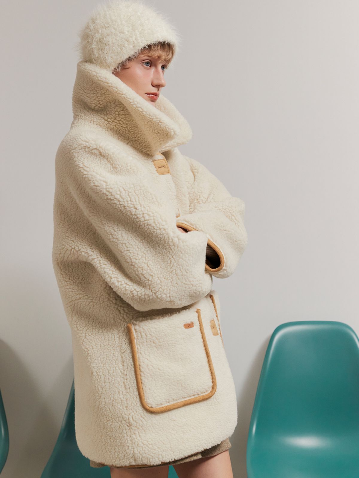 오앨(OUEL) REVERSIBLE SHEARLING HALF COAT_BUTTER BEIGE