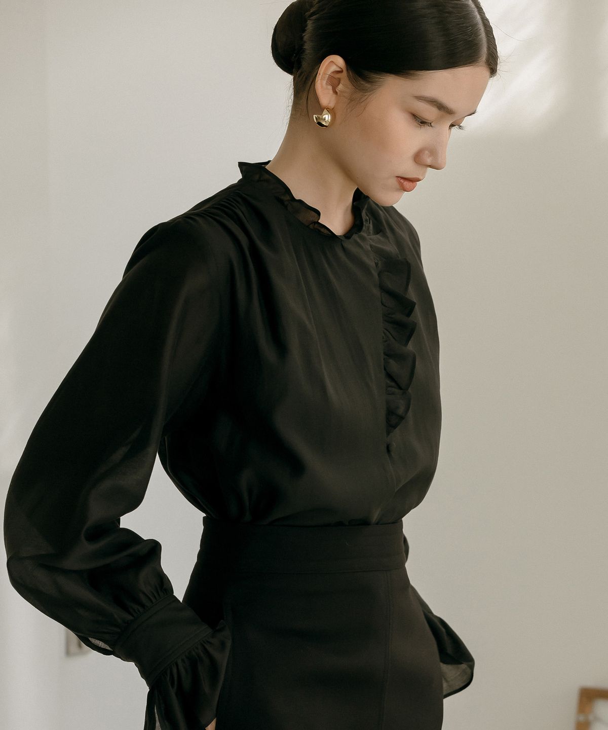 메이버유(MAYVERU) Trimming Frill Blouse _ Black