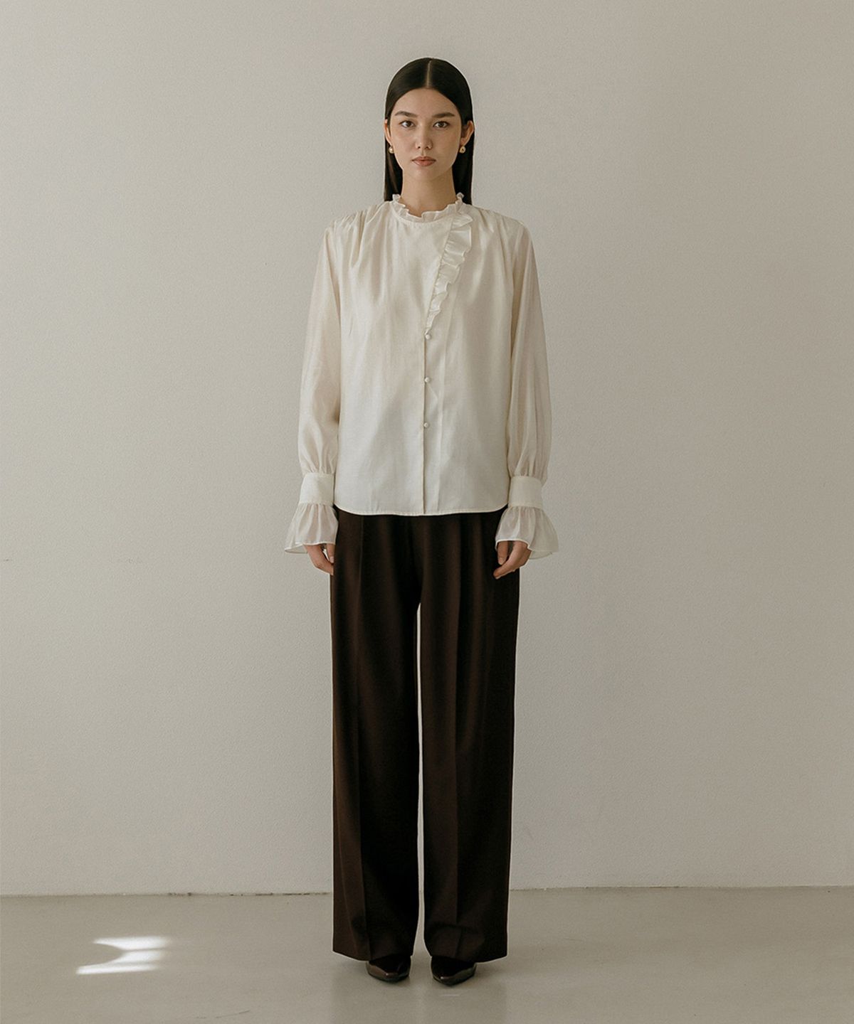메이버유(MAYVERU) Trimming Frill Blouse _ Cream