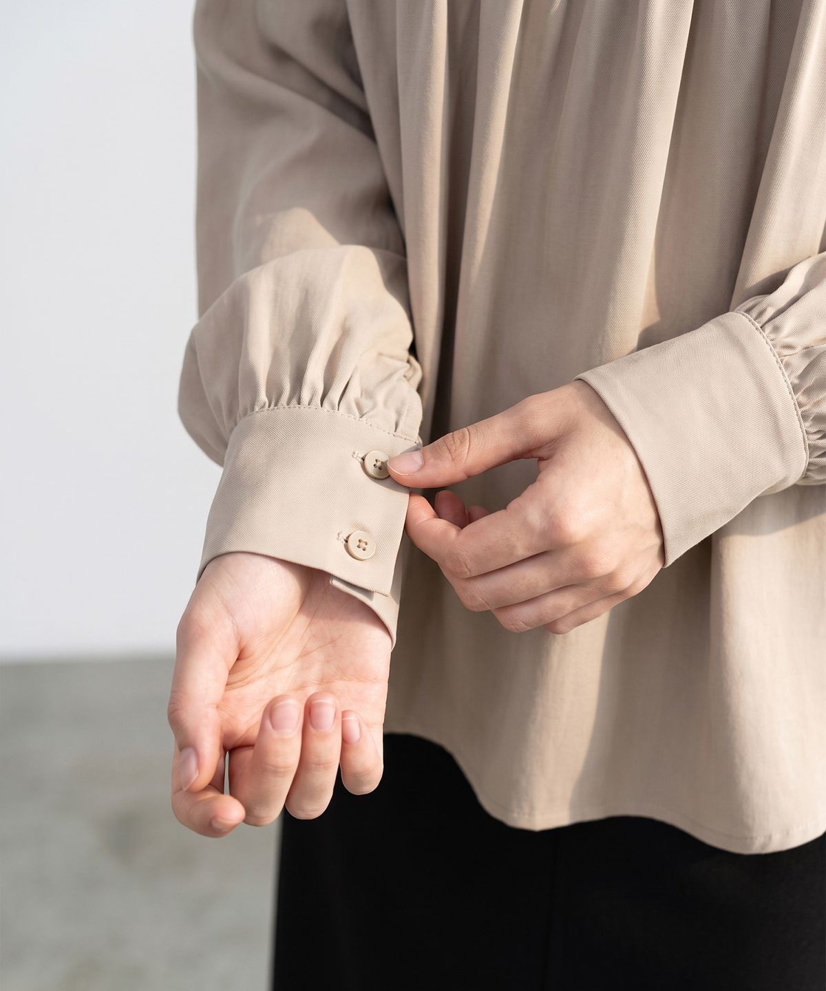 메이버유(MAYVERU) Analeigh Tie Blouse _ Beige
