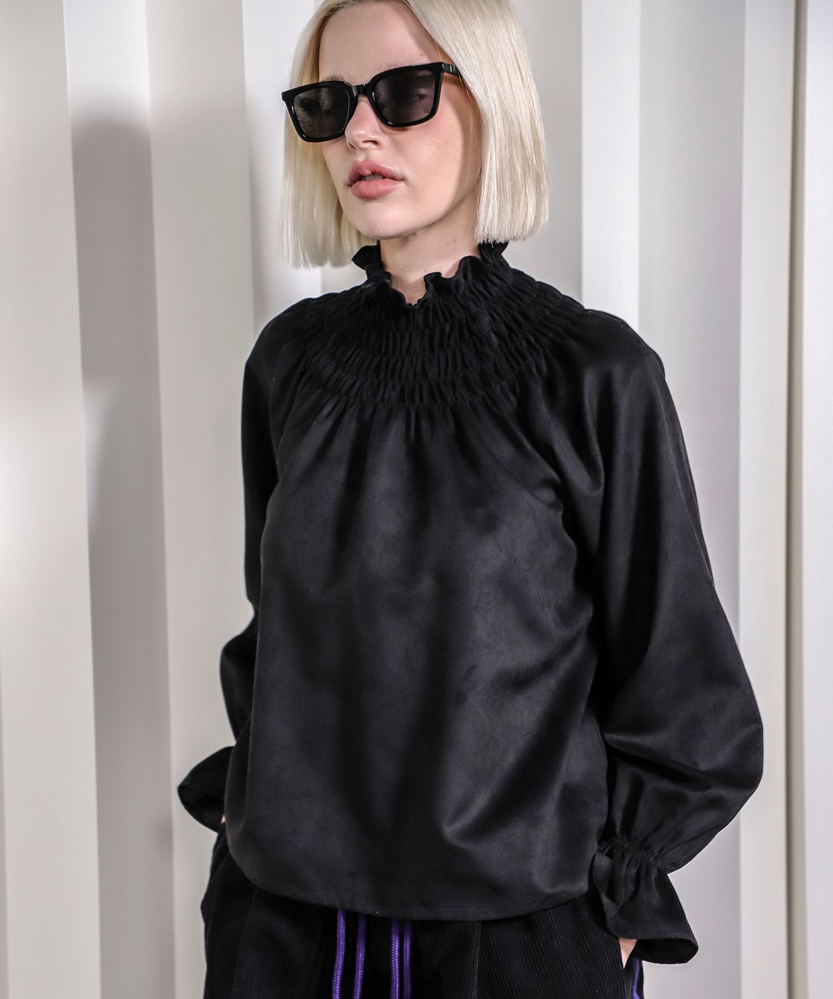 티나블러썸(TINABLOSSOM) 테스 블랙 블라우스