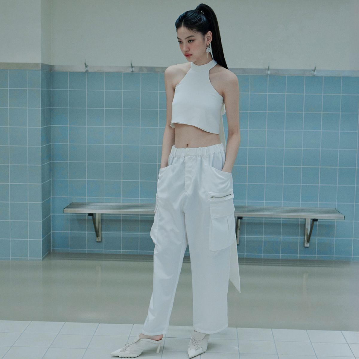 러뷰이(LOVUEE) 화이트 롱 리본 홀터 탑