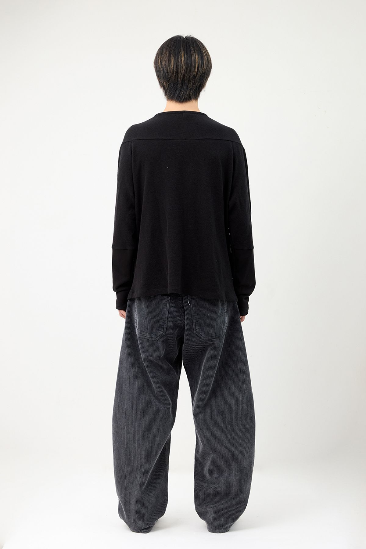 해칭룸(HATCHINGROOM) Incision Tee Black