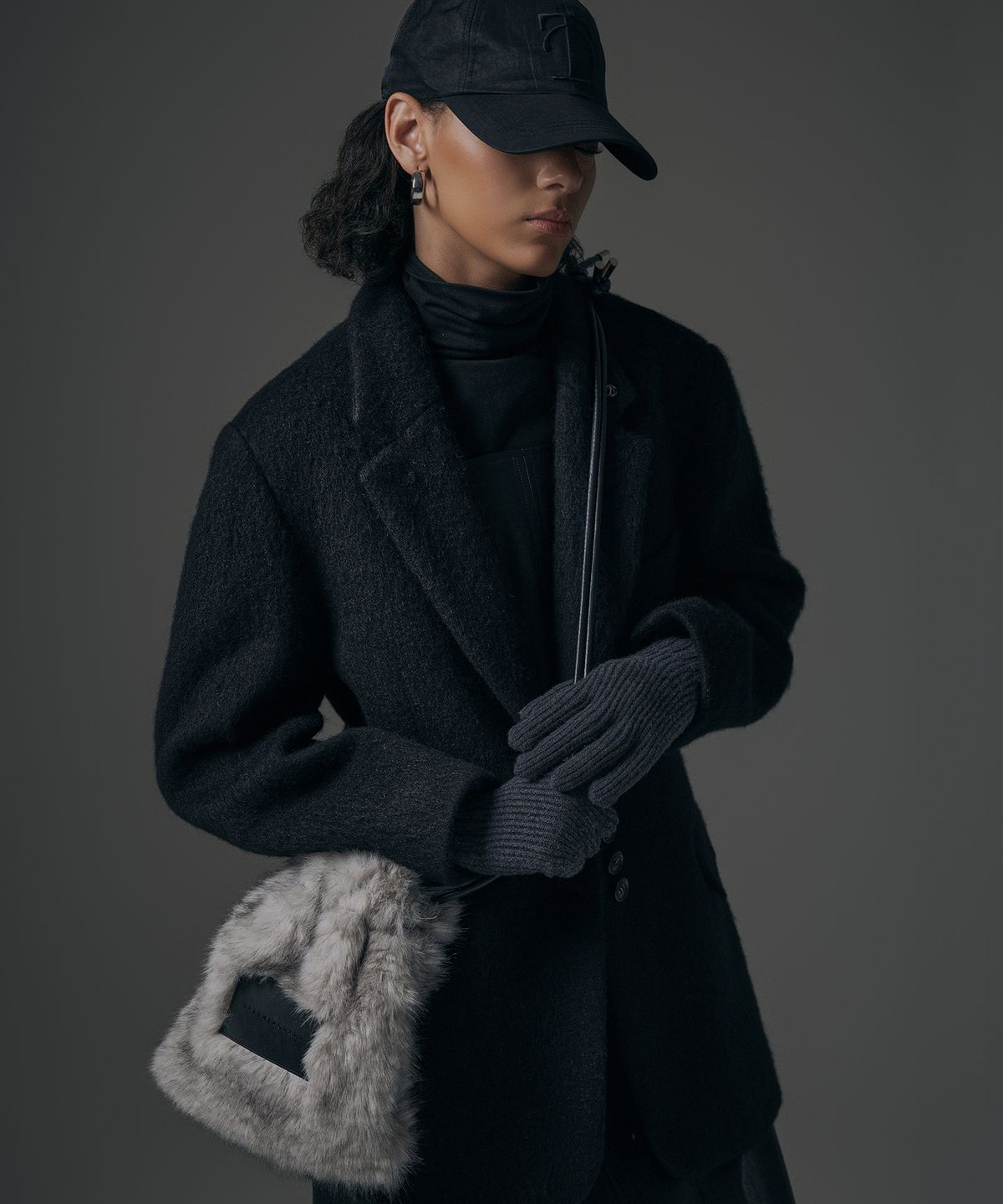 트리밍버드(TREEMINGBIRD) Volume Fur String Mini Bag [ Light Gray ]