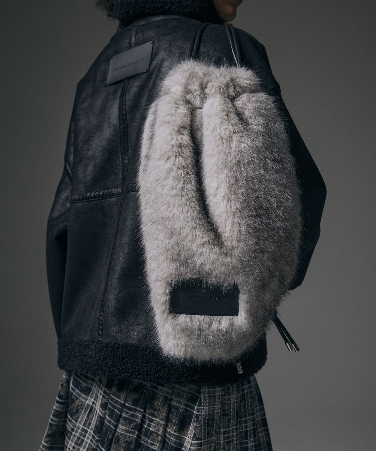 트리밍버드(TREEMINGBIRD) Volume Fur String back pack [ Light Gray ]