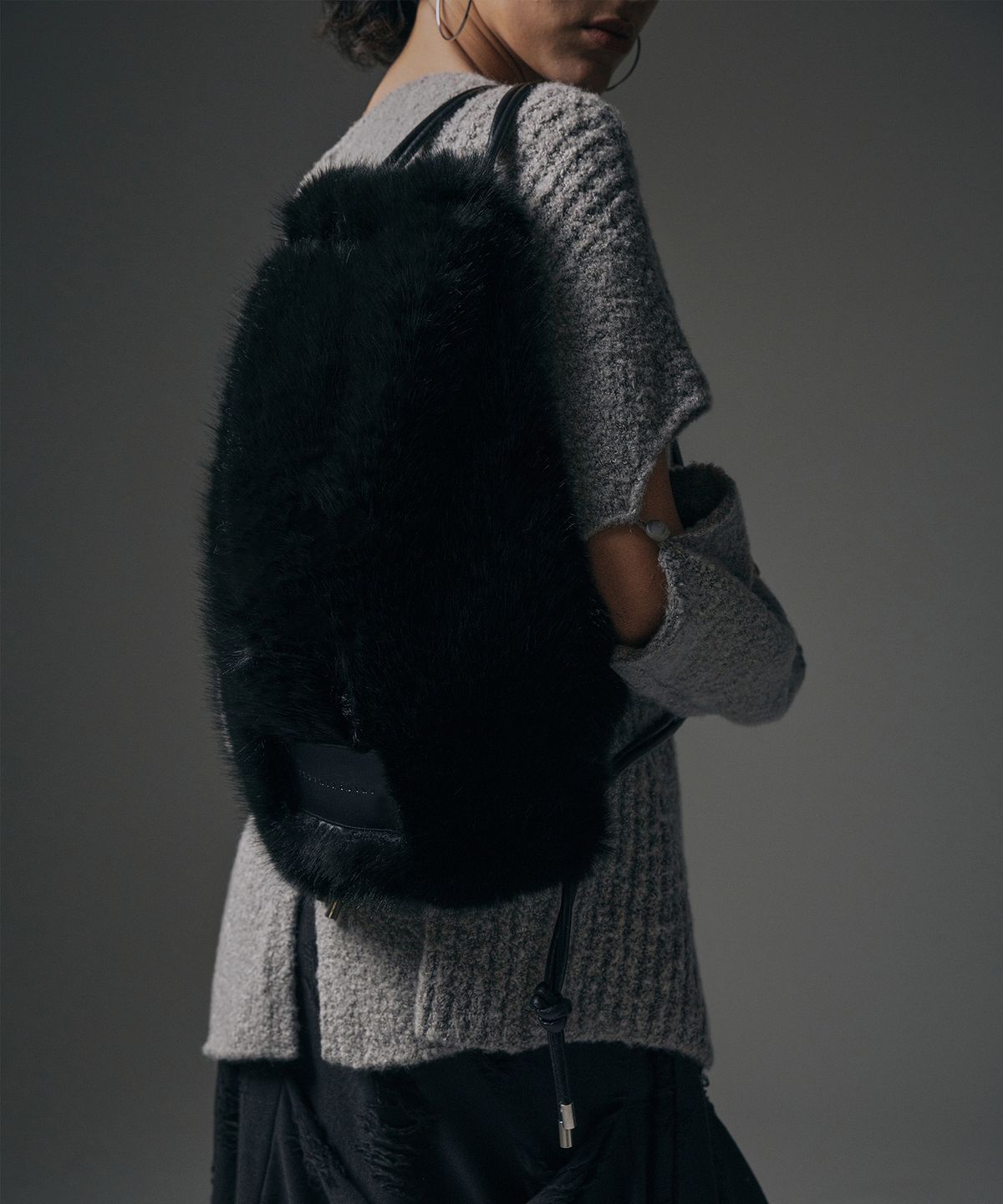 트리밍버드(TREEMINGBIRD) Volume Fur String back pack [ Black ]