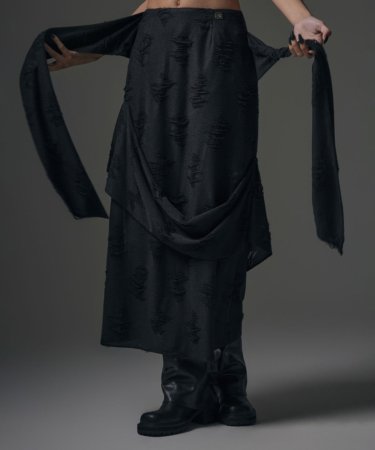 트리밍버드(TREEMINGBIRD) Strap Drape Damage Skirt [ Black ]