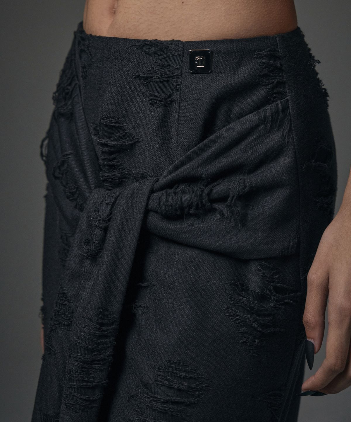 트리밍버드(TREEMINGBIRD) Strap Drape Damage Skirt [ Black ]