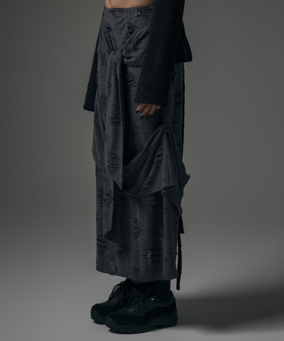트리밍버드(TREEMINGBIRD) Strap Drape Damage Skirt [ Charcoal ]