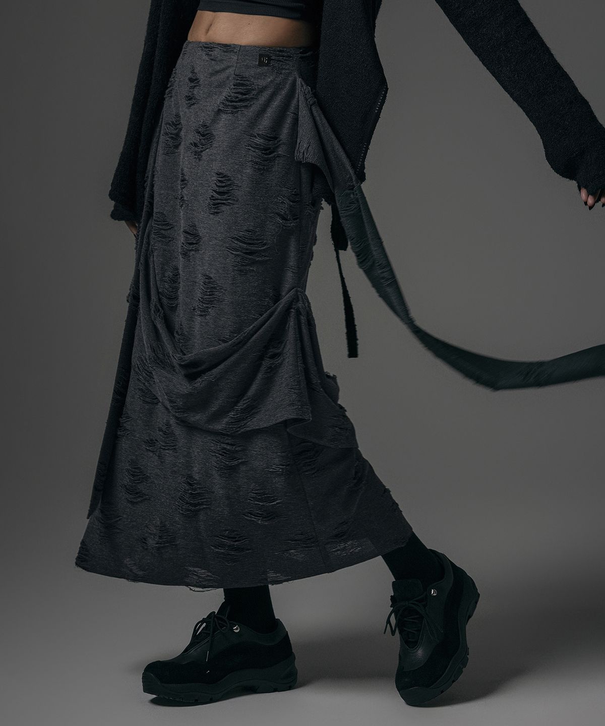 트리밍버드(TREEMINGBIRD) Strap Drape Damage Skirt [ Charcoal ]
