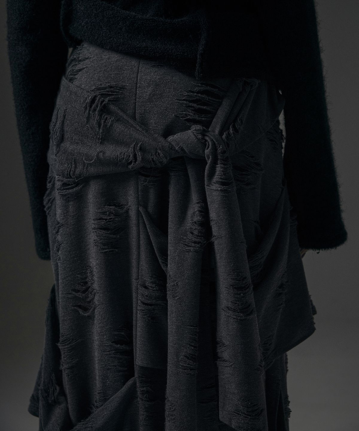 트리밍버드(TREEMINGBIRD) Strap Drape Damage Skirt [ Charcoal ]