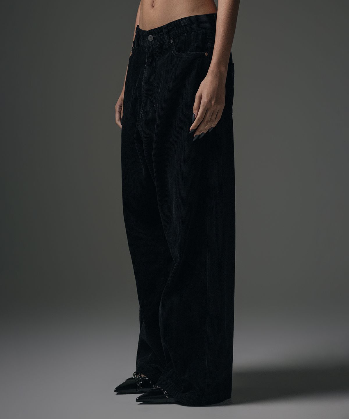 트리밍버드(TREEMINGBIRD) Solid Velour Corduroy Back Pocket Logo Pants [ Black ]