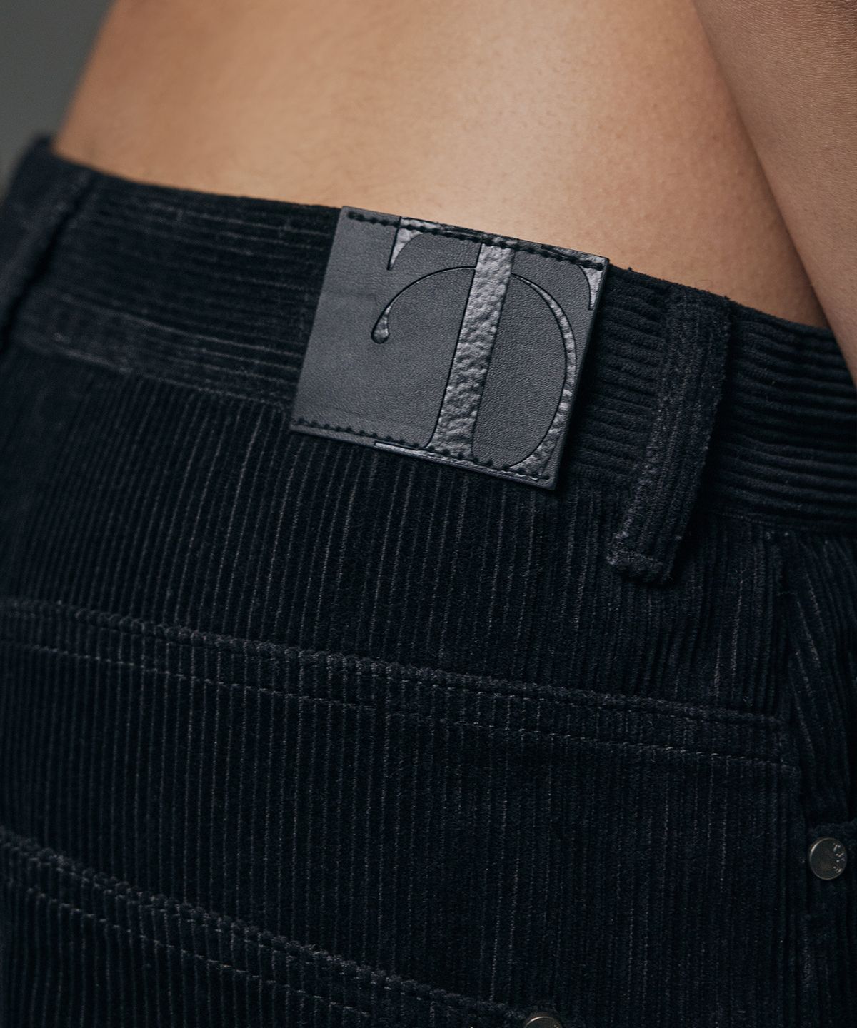 트리밍버드(TREEMINGBIRD) Solid Velour Corduroy Back Pocket Logo Pants [ Black ]