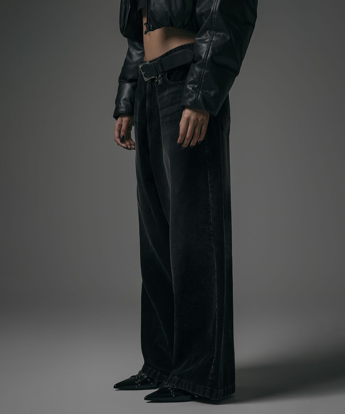 트리밍버드(TREEMINGBIRD) Washing Velour Corduroy Back Pocket Logo Pants [ Black ]