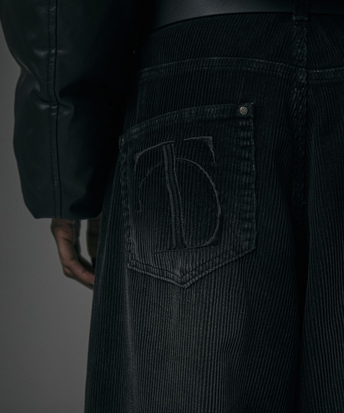 트리밍버드(TREEMINGBIRD) Washing Velour Corduroy Back Pocket Logo Pants [ Black ]