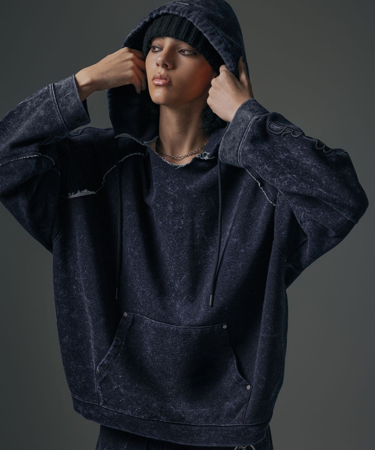 트리밍버드(TREEMINGBIRD) Stone Washing Vertical Logo Sweat Hoodie [ Blue ]