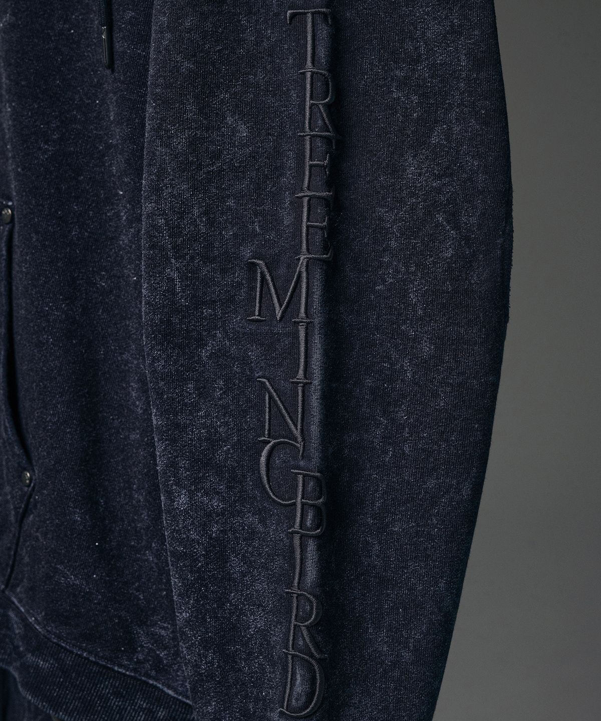 트리밍버드(TREEMINGBIRD) Stone Washing Vertical Logo Sweat Hoodie [ Blue ]