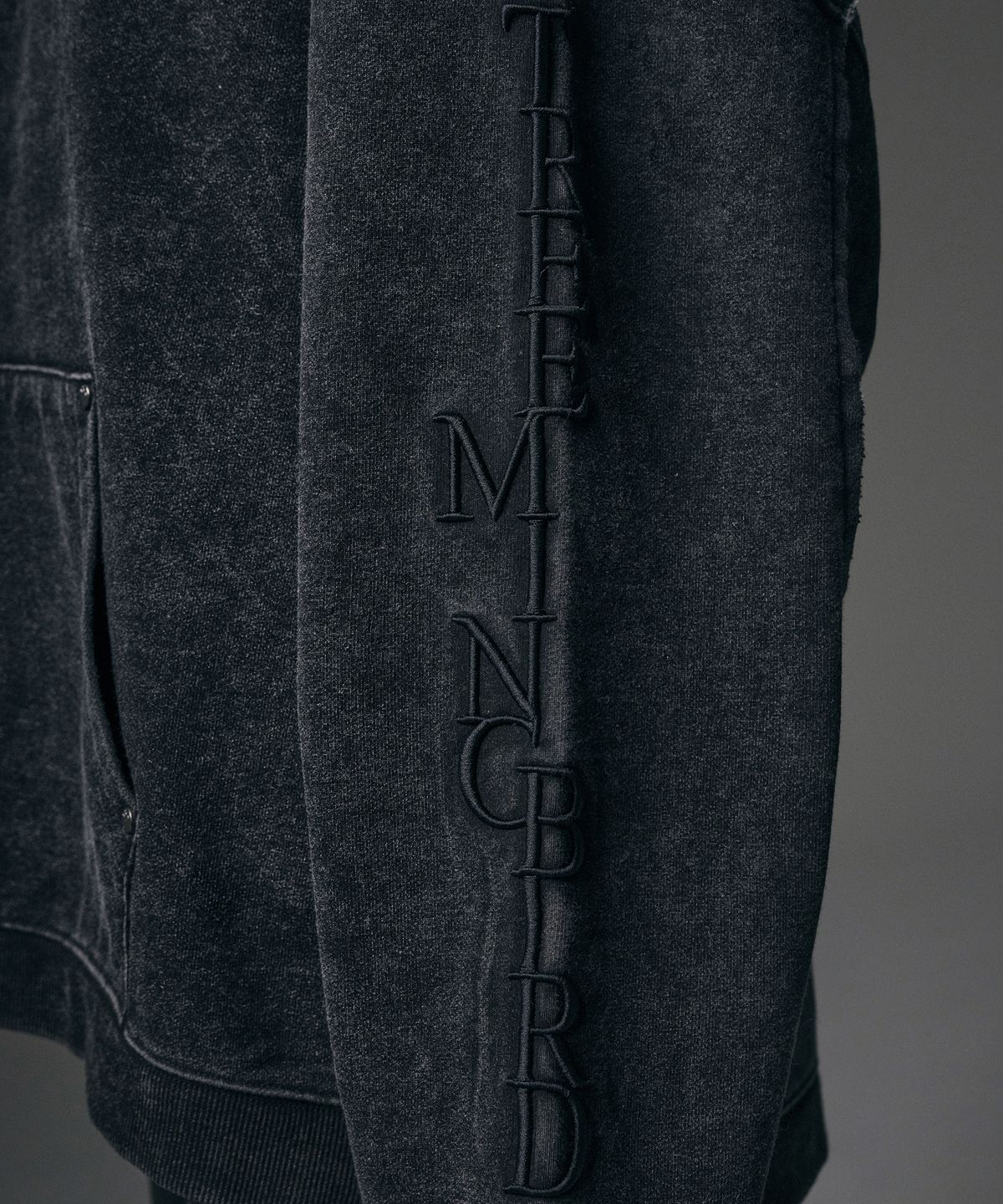 트리밍버드(TREEMINGBIRD) Stone Washing Vertical Logo Sweat Hoodie [ Black ]