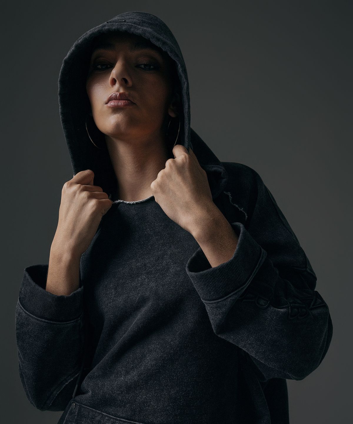 트리밍버드(TREEMINGBIRD) Stone Washing Vertical Logo Sweat Hoodie [ Black ]