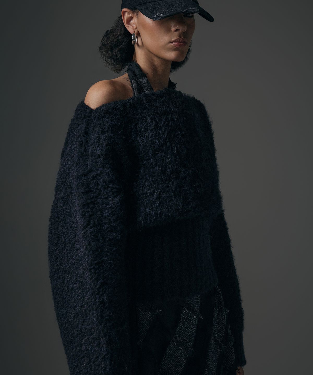트리밍버드(TREEMINGBIRD) Alpaca Boucle Open Shoulder Knit [ Black ]
