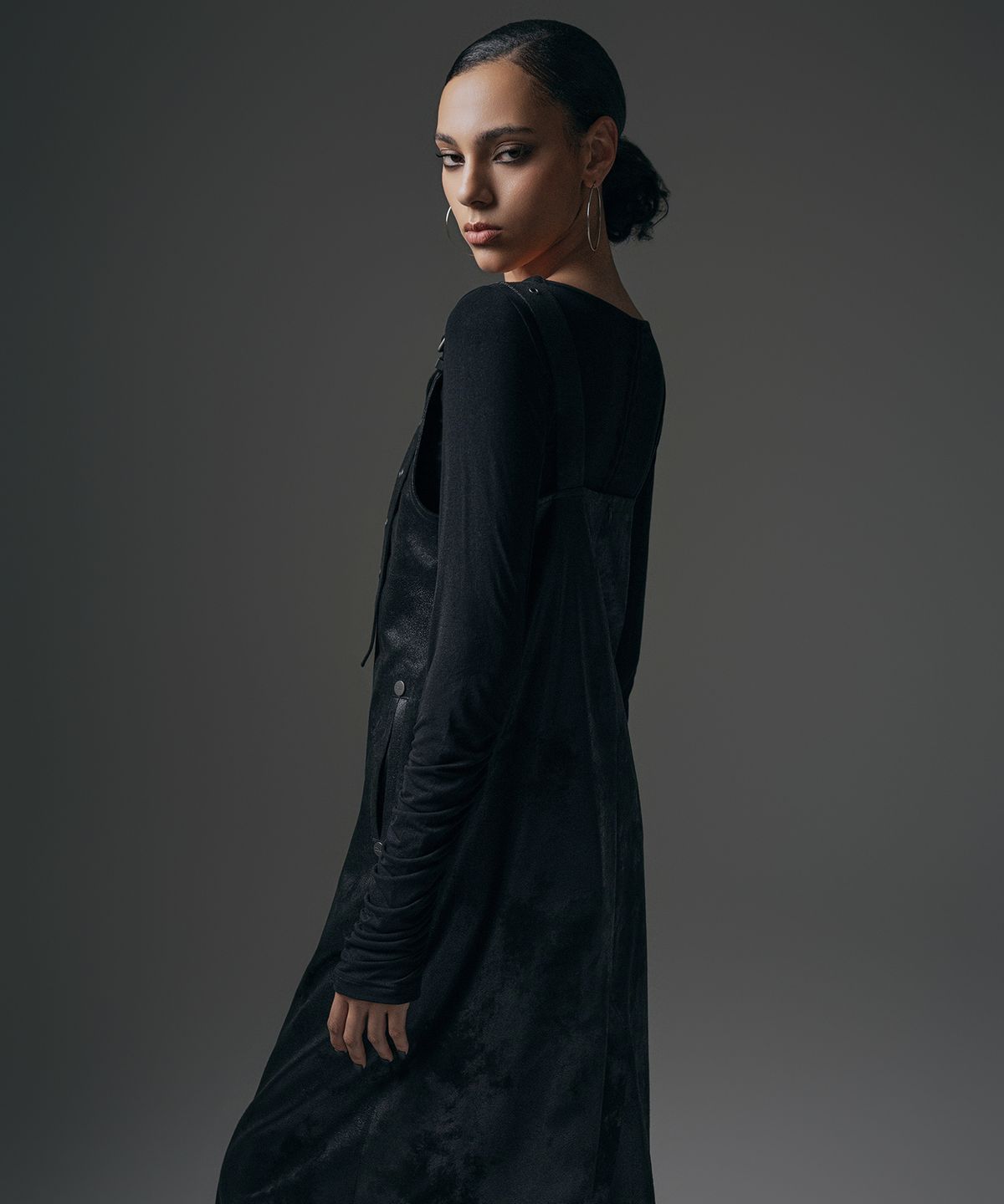 트리밍버드(TREEMINGBIRD) Crack Suede Suspenders One-piece [ Black ]