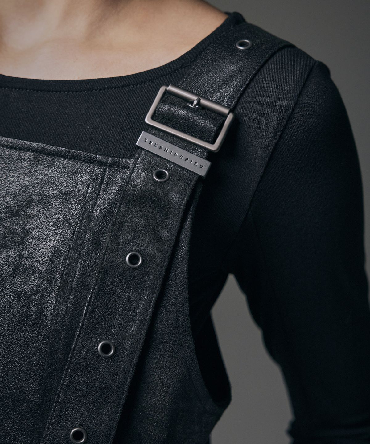 트리밍버드(TREEMINGBIRD) Crack Suede Suspenders One-piece [ Black ]