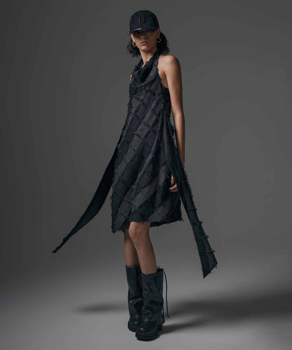 트리밍버드(TREEMINGBIRD) Fringe Halterneck Drape One-piece [ Charcoal ]