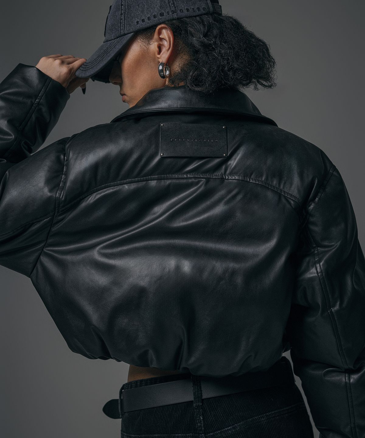 트리밍버드(TREEMINGBIRD) Matt Leather Short Padding Jumper [ Black ]