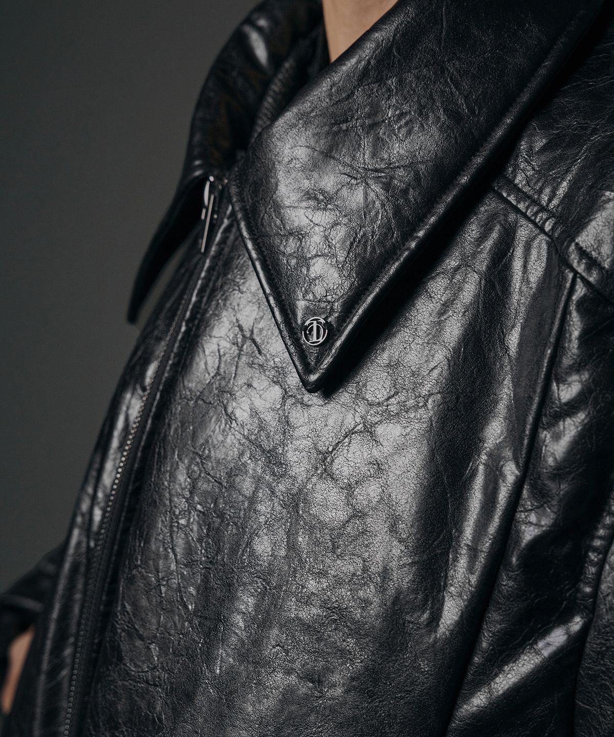 트리밍버드(TREEMINGBIRD) Glossy Leather Short Padding Jumper [ Black ]