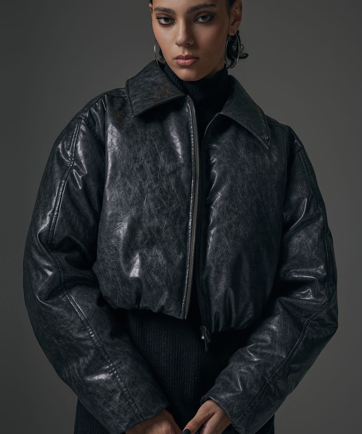트리밍버드(TREEMINGBIRD) Glossy Leather Short Padding Jumper [ Charcoal ]