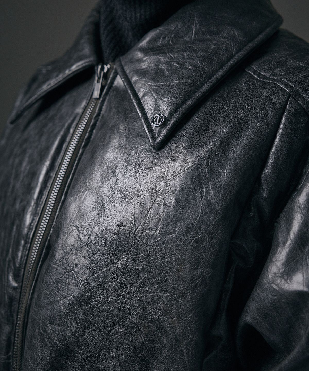 트리밍버드(TREEMINGBIRD) Glossy Leather Short Padding Jumper [ Charcoal ]